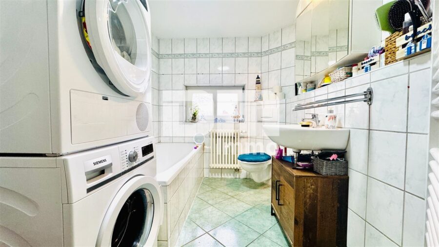 (R)eserviert!Modernisierte 1 bis 2 Familien Stadtvilla mit Maisonettewohnung in Traumlage - OG Maisonette Bad / Wanne / Waschm / Handtuchwärm
